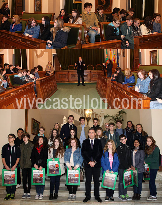 Los alumnos de intercambio del IES Caminàs visitan el Ayuntamiento