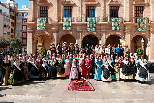 El 9 d´Octubre moviliza a más de 350 personas que protagonizan ´la celebración del orgullo de ser y sentirnos castellonenses y valencianos´