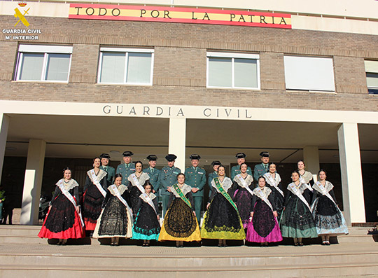 La Guardia Civil de Castellón recibe a las  Reinas y Damas de las Fiestas de la  Magdalena 