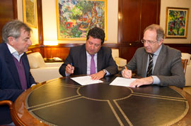 Moliner firma con el presidente de la Federación Española de Ciclismo la organización del nacional de ciclocross en Segorbe