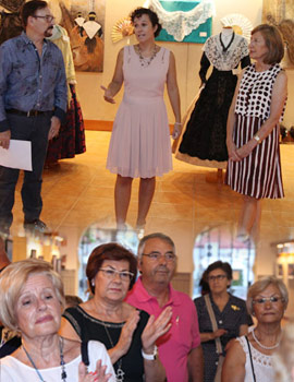 Inauguración de la exposición de pintura e indumentaria de Pepe Mora y Confecciones Pitarch en el Edificio Moruno, solidaria contra el cáncer