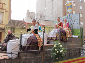 La Reina de las Fiestas de Oropesa y su corte en el Pregó de la Magdalena