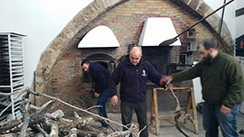 Los mayorales de Forcall encienden el horno medieval para cocer las pastas de la Santantonada