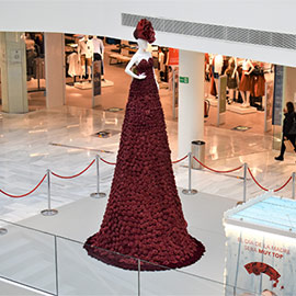 El C.C Salera rinde homenaje a todas las madres con el diseño de un vestido floral de más de 3 metros de altura