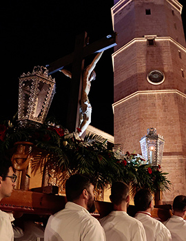El Santo Entierro reúne a cerca de 1.400 personas procesionando ante la mirada de una multitud de castellonenses y visitantes