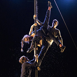 Espectáculo De latas de la compañía D´Click, acrobacias, teatro y humor