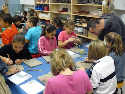 El CEIP Germans Ochando de Almassora rotula el centro con cerámica de l Alcora El CEIP Germans Ochando de Almassora rotula el centro con cerámica de l Alcora