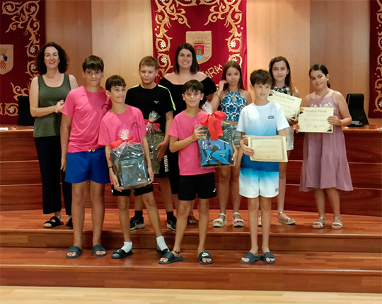 La alcaldesa de ALMENARA recibe a los ganadores/as de los concursos de los carteles anunciadores para   “Les Festes d’estiu” de la playa Casablanca y de las Fiestas patronales de Almenara