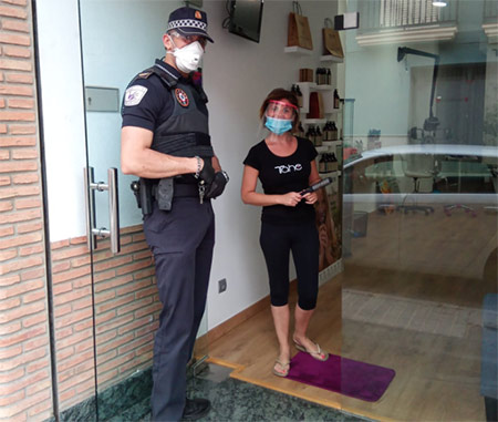 El Ayuntamiento de Almenara reparte pantallas protectoras a los comerciantes El Ayuntamiento de Almenara reparte pantallas protectoras a los comerciantes