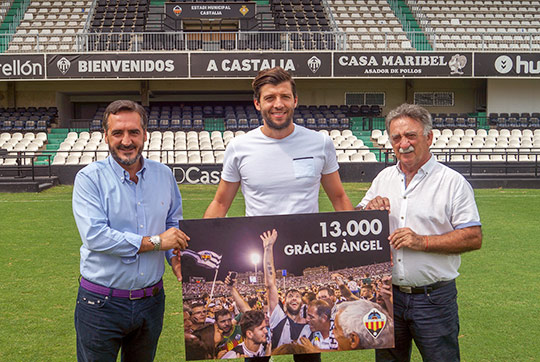 El CD Castellón homenajea a Ángel Dealbert con el abono número 13.000