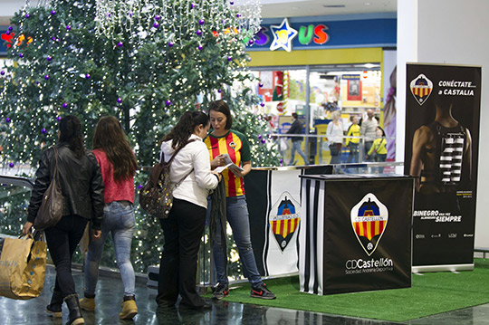 El CD Castellón repartió más de 10.000 flyers informativos en La Salera El CD Castellón repartió más de 10.000 flyers informativos en La Salera