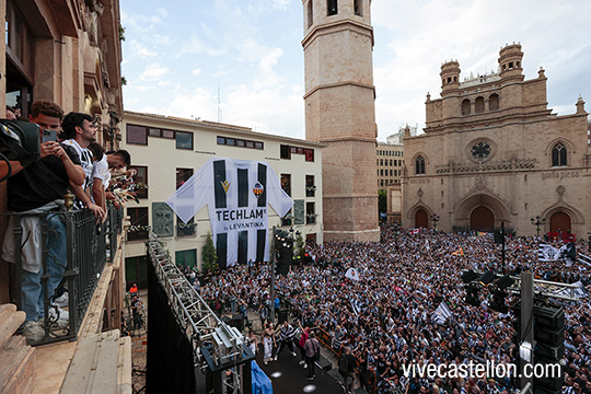 El Ayuntamiento de Castellón y la Plaza Mayor se convierten en epicentro del albinegrismo en la fiesta del ascenso a Segunda División El Ayuntamiento de Castellón y la Plaza Mayor se convierten en epicentro del albinegrismo en la fiesta del ascenso a Segunda División