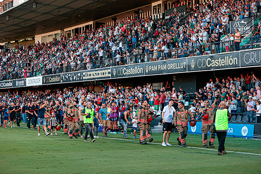 El CD Castellón rindió honores a los bomberos de la provincia y vence ante el Osasuna Promesas