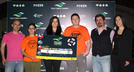 Entregado el premio del torneo solidario Crazypoker&friends en el Gran Casino Castellón a Stop Desahucios