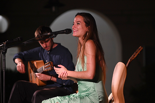 La voz y presencia de la cantante Judit Neddermann deleitó al público en su concierto con Pau Figueres