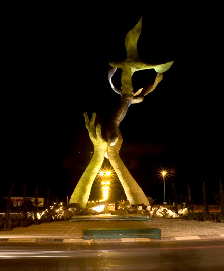 escultura homenaje a la paz de ripolles