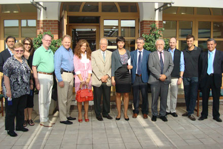 port castello Monzonís entrega la medalla conmemorativa del centenario de PortCastelló a los armadores americanos de cruceros