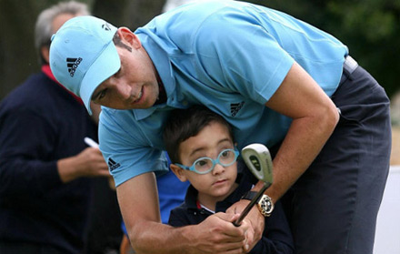 sergio garcia ayuda niños con lesiones cerebrales