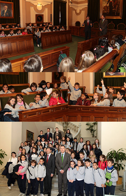 Los alumnos del colegio Laude British School visitan el ayuntamiento de Castellón