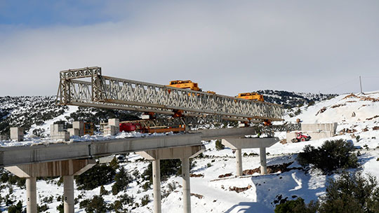 Colocan en Morella las últimas vigas de los viaductos de la nueva carretera N-232 Colocan en Morella las últimas vigas de los viaductos de la nueva carretera N-232