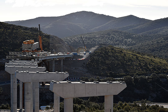 Retoman los trabajos de colocación de las vigas en los viaductos de la N-232 en el Pont de la Bota