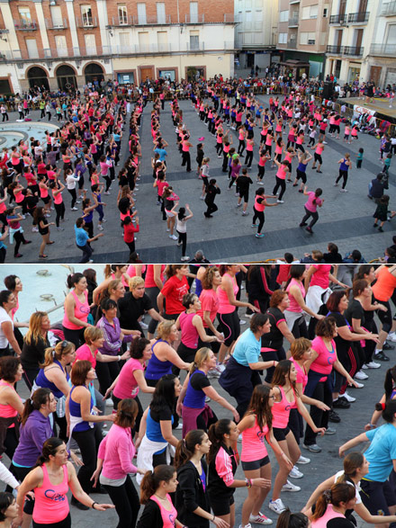 Una exhibición de vitalidad y energía se adueña de la plaza mayor en la máster class de Zumba en Nules