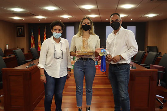 Onda recibe a  Elena Cardona Bojados, campeona de España de aguas abiertas