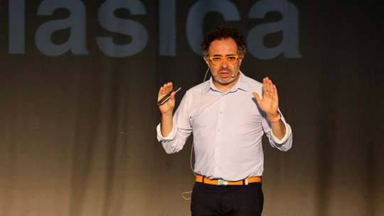 Mago More cautiva al público del Teatro Mónaco de Onda con su conferencia ‘Superpoderes’