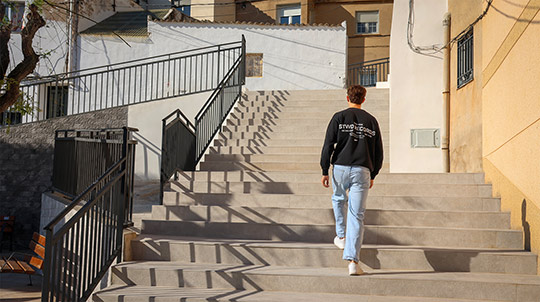 Onda Bonica suma a su catálogo las nuevas escaleras en el barrio El Castillo tras derruir el antiguo transformador