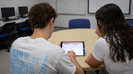 Onda refuerza la inclusión digital con cuatro cursos gratuitos del programa formativo YoConecto para todas las edades