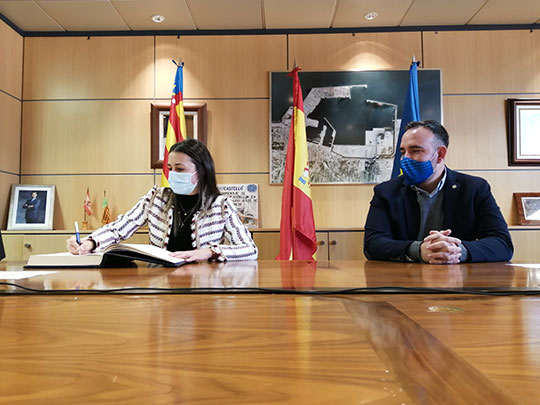 Rafa Simó y Tania Baños visitan la campa de almacenamiento y operaciones de cargas de proyectos y equipos eólicos de Integral Shipping Rafa Simó y Tania Baños visitan la campa de almacenamiento y operaciones de cargas de proyectos y equipos eólicos de Integral Shipping