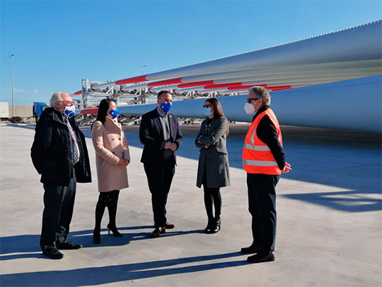 Rafa Simó y Tania Baños visitan la campa de almacenamiento y operaciones de cargas de proyectos y equipos eólicos de Integral Shipping