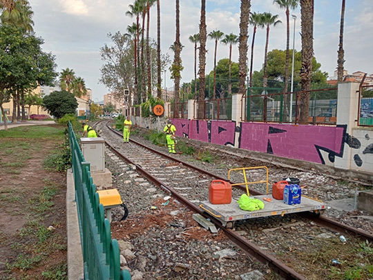 PortCastelló refuerza la limpieza de las antiguas vías del tren para mejorar la seguridad y el entorno PortCastelló refuerza la limpieza de las antiguas vías del tren para mejorar la seguridad y el entorno