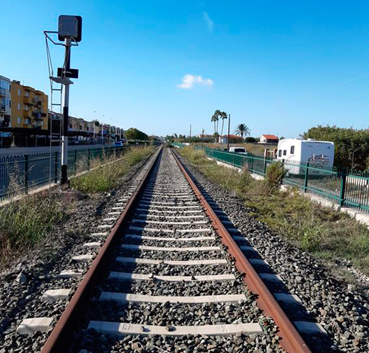 PortCastelló refuerza la limpieza de las antiguas vías del tren para mejorar la seguridad y el entorno PortCastelló refuerza la limpieza de las antiguas vías del tren para mejorar la seguridad y el entorno