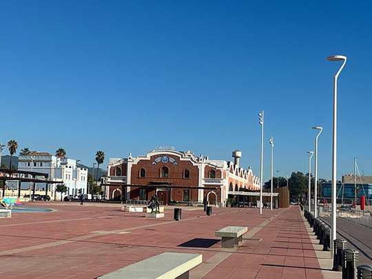 Instalación de nuevo alumbrado en el muelle de Costa del Grao de Castellón