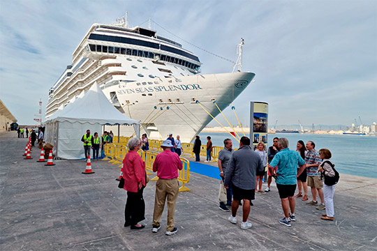 El buque «World Navigator» reanuda las escalas de cruceros en PortCastelló