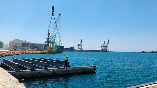 PortCastelló avanza en el muelle transversal exterior con la instalación de vigas prefabricadas