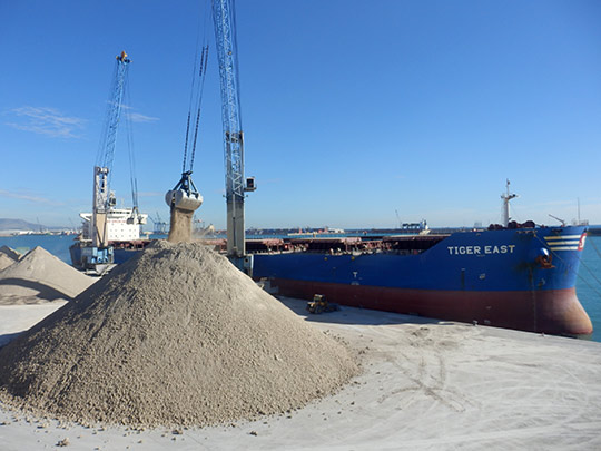 PortCastelló recibe el mayor cargamento de arcillas de su historia