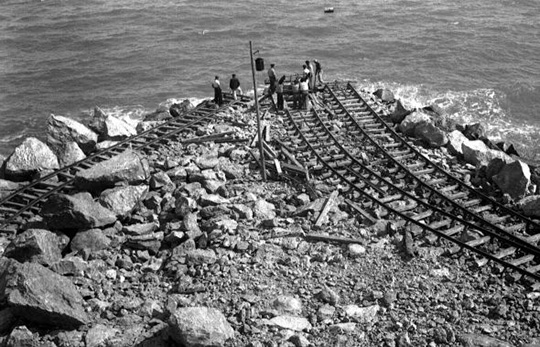 Cien años de luz, exposición sobre los cien años de historia del Faro del Muelle de Costa