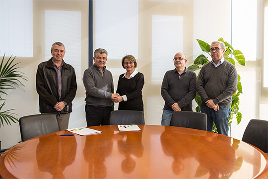 La UJI y AICE acuerdan intensificar su relación a favor del sector cerámico con un instituto concertado de carácter transversal La UJI y AICE acuerdan intensificar su relación a favor del sector cerámico con un instituto concertado de carácter transversal