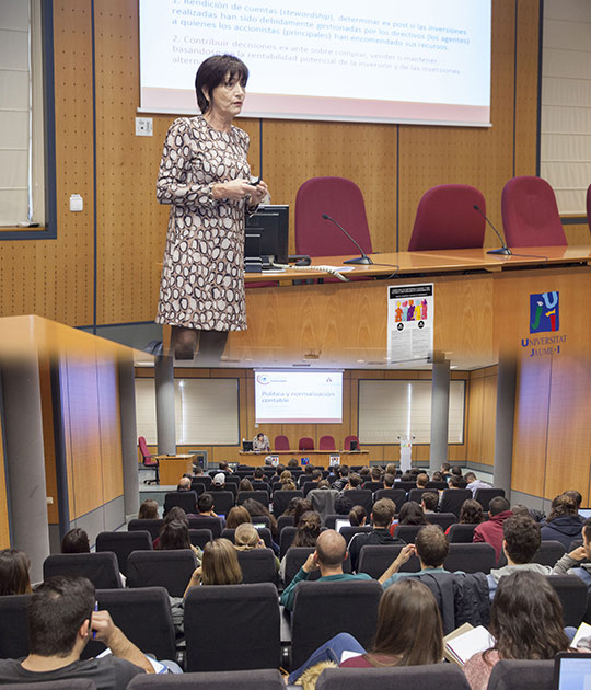 La catedrática Begoña Giner aborda la relación entre política y normalización contable en un seminario de la Cátedra Carlos Cubillo de Contabilidad y Auditoría