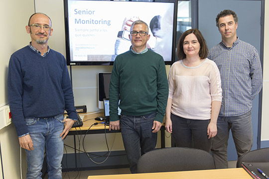 La UJI patenta un sistema que monitoriza a las personas mayores en sus domicilios mediante dispositivos móviles La UJI patenta un sistema que monitoriza a las personas mayores en sus domicilios mediante dispositivos móviles