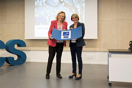 La Fundación Isonomia de la UJI premia la doctora Carmen Valls Llobet por su activismo al superar las diferencias de género en el ámbito de la salud