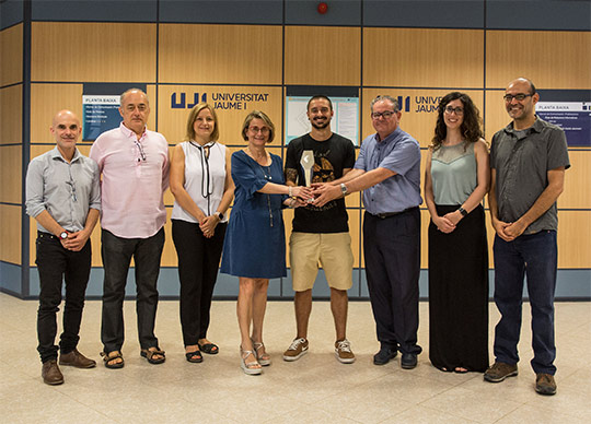 La rectora de la UJI recibe el trofeo del Sony World Photography Awards conseguido por el estudiante Sergi Villanueva
