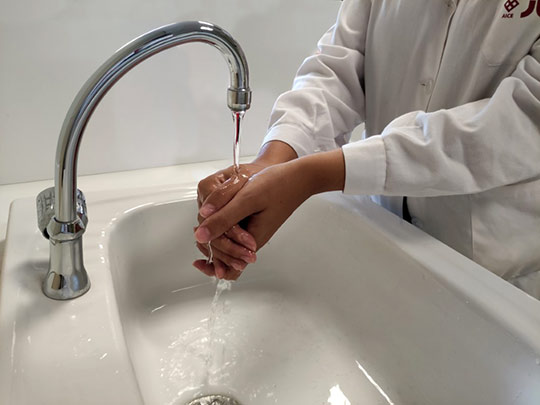 ITC-AICE, UJI e ISS La Fe aplican cerámica bactericida en instalaciones sanitarias ITC-AICE, UJI e ISS La Fe aplican cerámica bactericida en instalaciones sanitarias