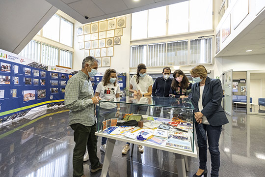 El Servicio de Deportes muestra la historia deportiva de la UJI en una exposición con fotos, trofeos y otros materiales