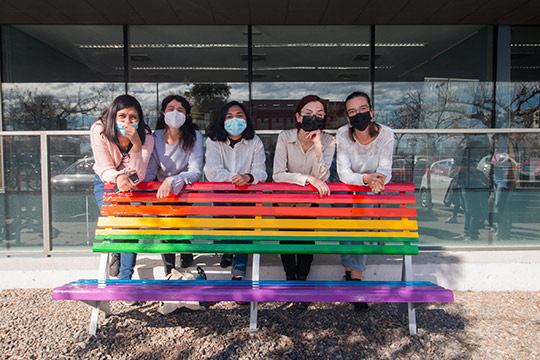 El Máster de la Paz de la UJI celebra el día de San Valentín con los colores de la inclusividad, la valentía y la diversidad de la bandera LGTBIQ+ El Máster de la Paz de la UJI celebra el día de San Valentín con los colores de la inclusividad, la valentía y la diversidad de la bandera LGTBIQ+