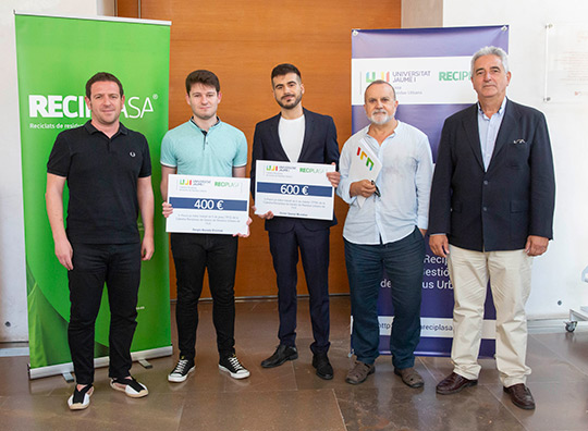 La Cátedra Reciplasa de la UJI premia a Sergio Bonete y Víctor Gamal por sus trabajos de final de grado y máster La Cátedra Reciplasa de la UJI premia a Sergio Bonete y Víctor Gamal por sus trabajos de final de grado y máster