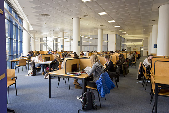 La Biblioteca de la UJI abre las 24 horas durante el periodo de exámenes de enero La Biblioteca de la UJI abre las 24 horas durante el periodo de exámenes de enero