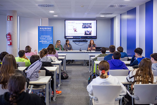 Espaitec fomenta las profesiones STEAM entre el alumnado del SES Borriol-Bovalar en la jornada «Ciencia y Tecnología en Femenino»